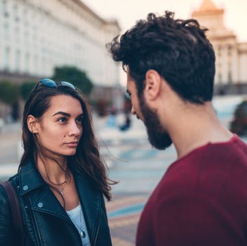 een vrouw kijkt gefrustreerd naar haar partner