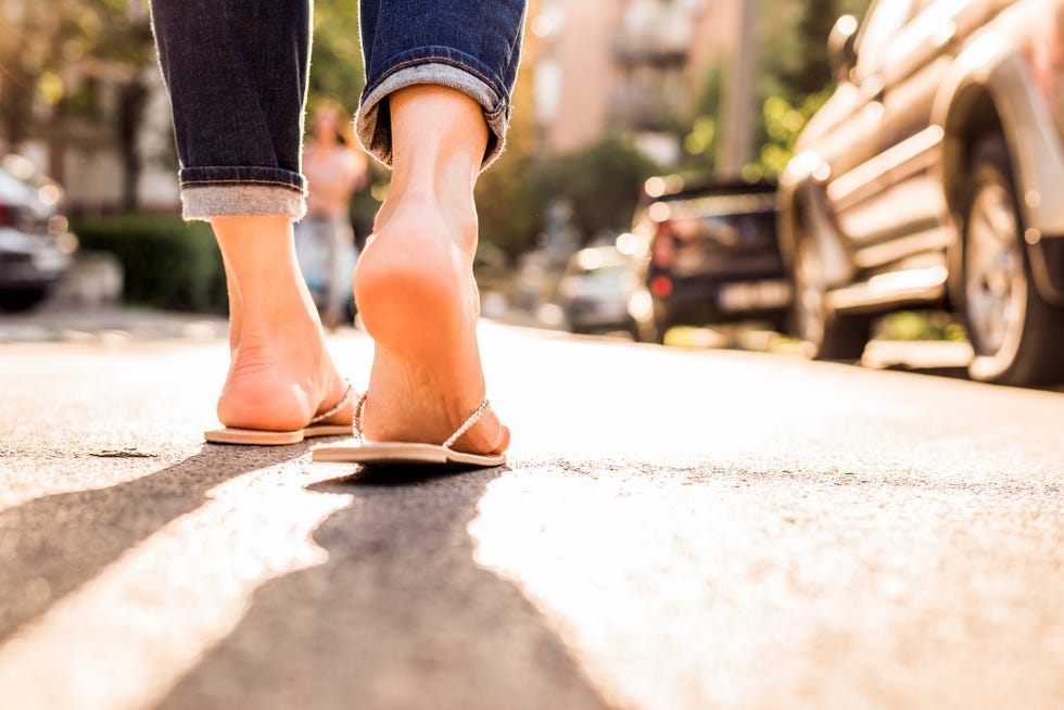 vrouw loopt op slippers