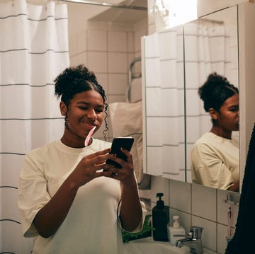 Lavarse los dientes en la ducha ¿es sano? lavarse los dientes en la ducha ¿es sano