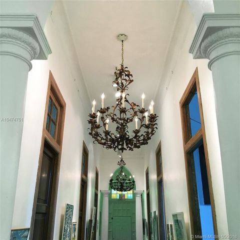Chandelier, Ceiling, Property, Light fixture, Lighting, Architecture, Building, Interior design, Room, Material property, 