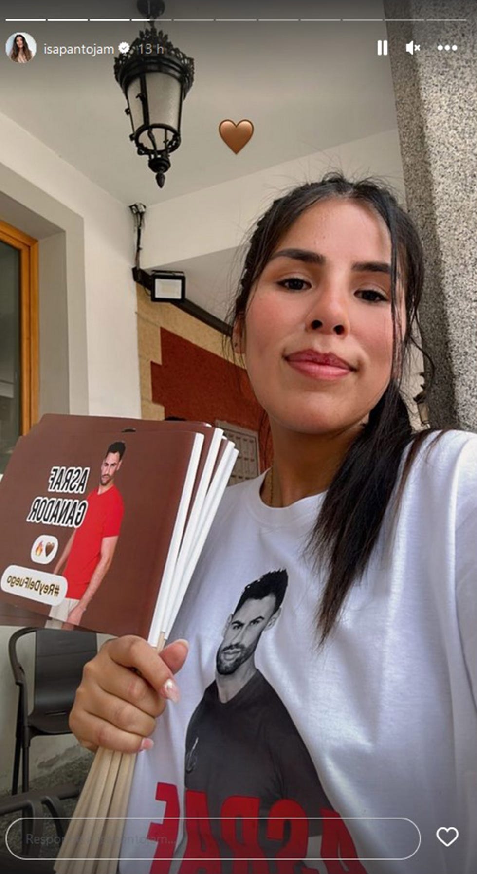 la hija de isabel pantoja con una camiseta en apoyo a su prometido