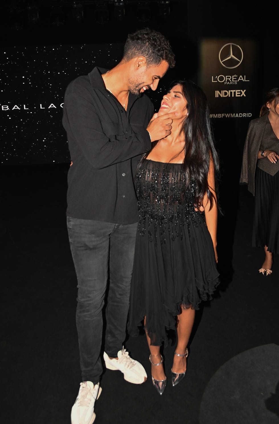 isa pantoja y asraf beno se miran sonriendo a punto de darse un beso