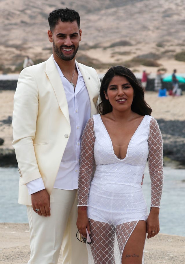 la pareja vestidos de blanco