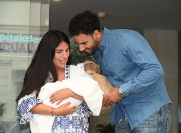 isa pantoja y asraf beno con su bebe cairo en brazos