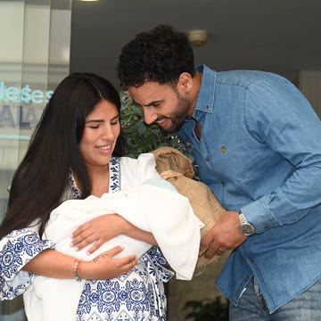 Isa Pantoja y Asraf Beno con su bebe Cairo en brazos isa pantoja y asraf beno con su bebe cairo en brazos
