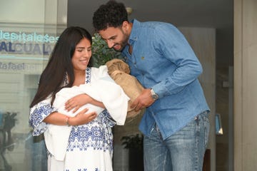 isa pantoja y asraf beno abandonan el hospital con su hijo cairo en brazos