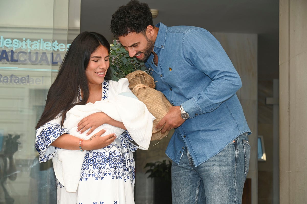 La felicidad de Isa Pantoja al abandonar el hospital con su hijo Cairo en  brazos: "Lloré muchísimo"