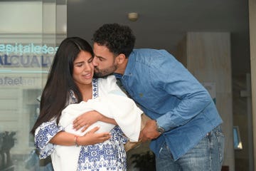 isa pantoja y asraf beno abandonan el hospital con su hijo cairo en brazos