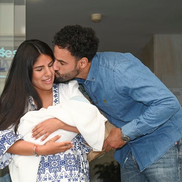 Isa Pantoja y Asraf Beno abandonan el hospital con su hijo Cairo en brazos isa pantoja y asraf beno abandonan el hospital con su hijo cairo en brazos