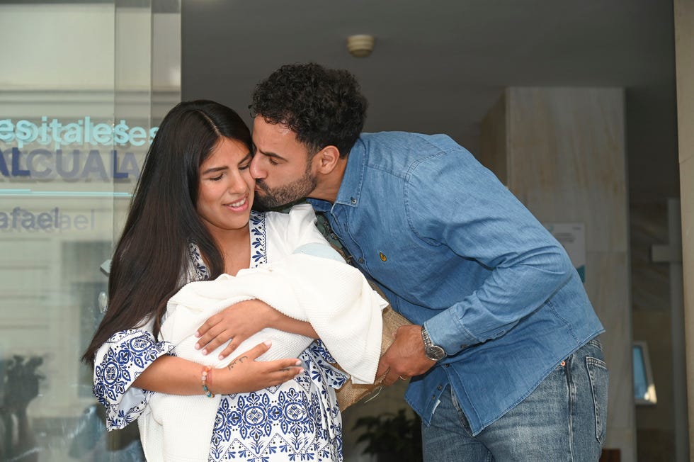 isa pantoja y asraf beno abandonan el hospital con su hijo cairo en brazos