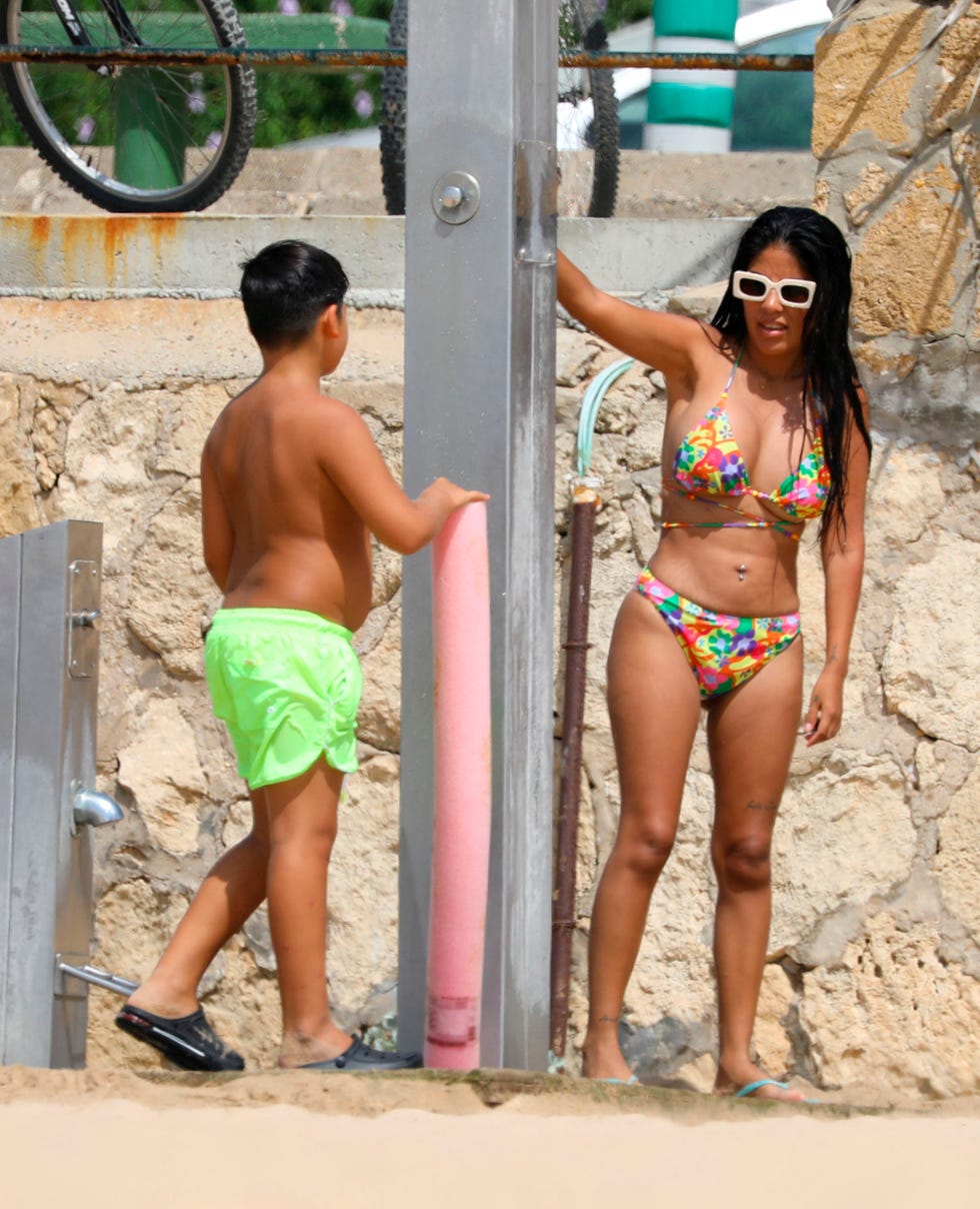 isa pi disfruta de la playa junto a su hijo
