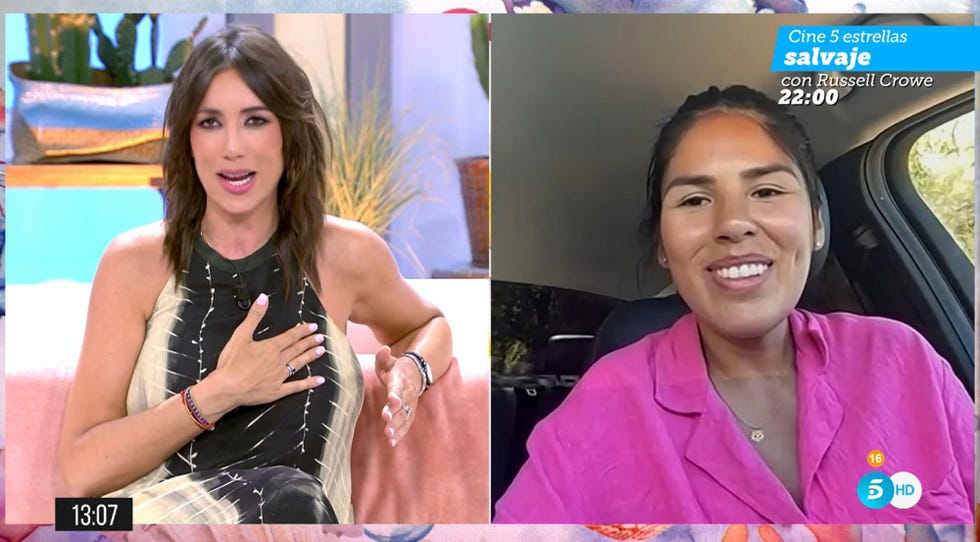 la presentadora y la colaboradora charlan en el programa del verano