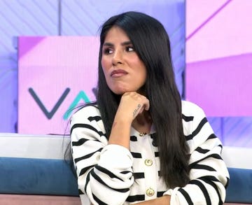 la hija de isabel pantoja con chaqueta de rayas marinera en el plato de telecinco