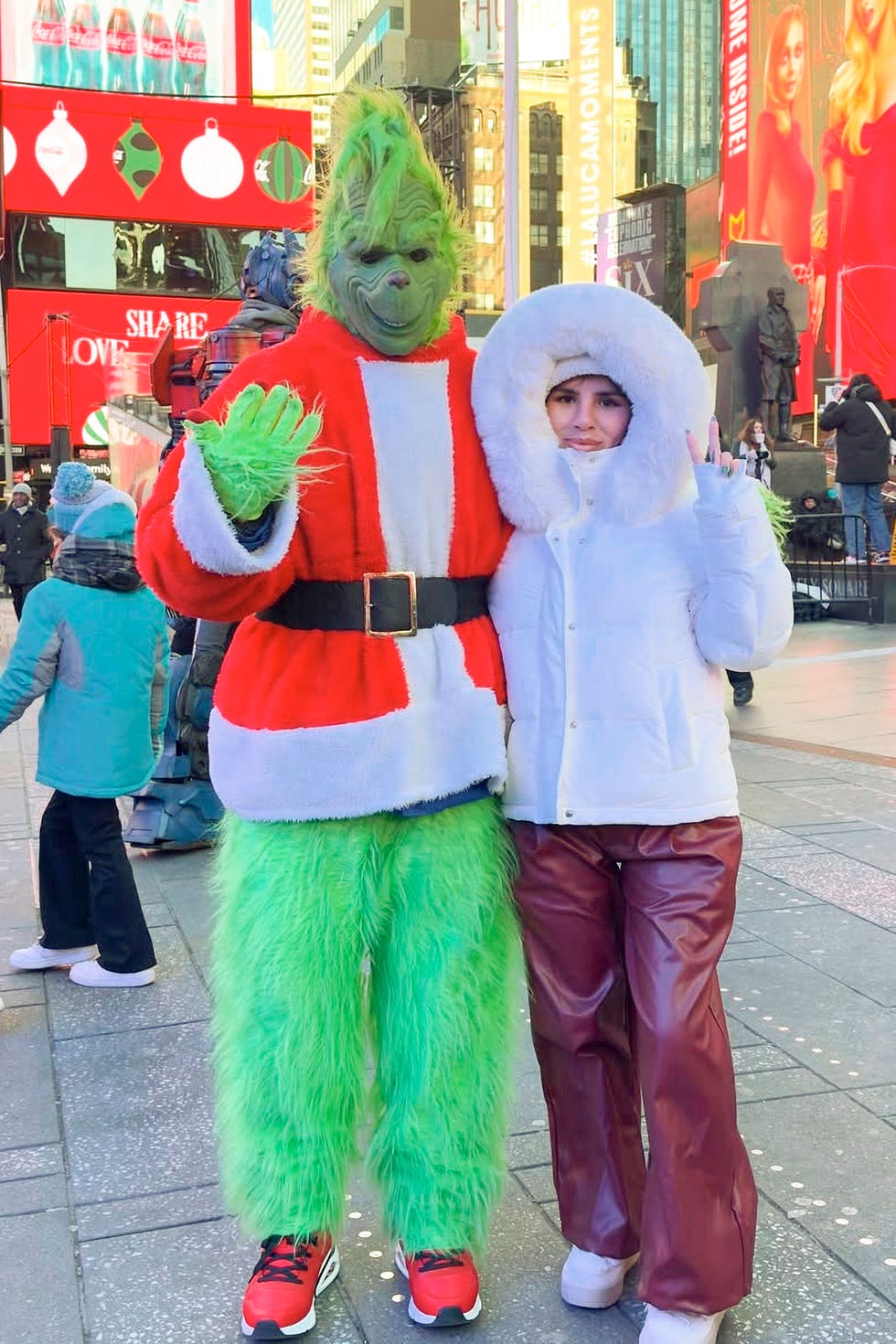 isa pantoja posa con el grinch en nueva york