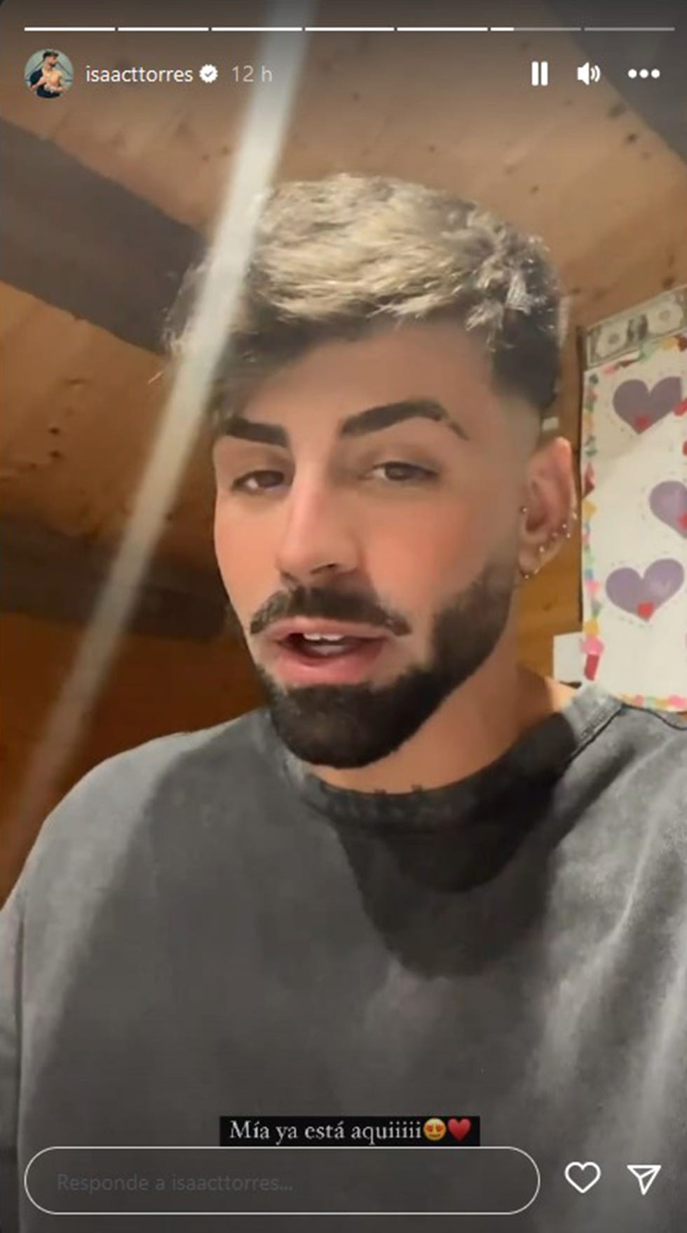 el joven habla de su recién nacida