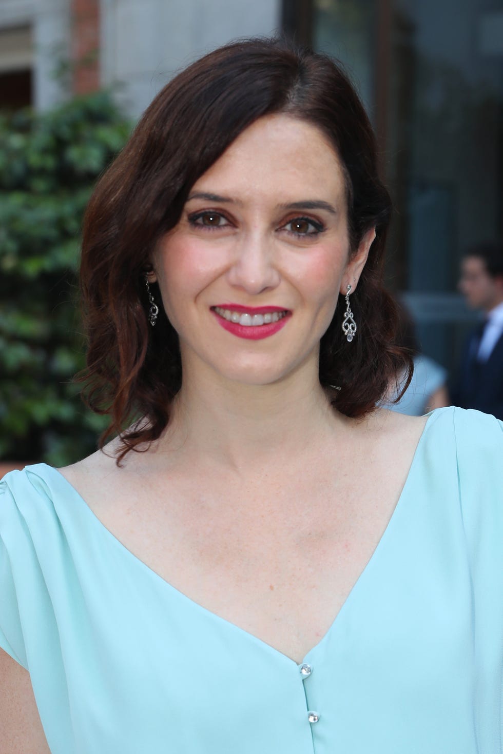 la política isabel diaz ayuso llegando a la exposición de balenciaga con vestido azul