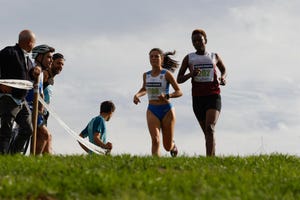 isabel barreiro i y nahimana cavaline d compiten en la 68 edición del cross internacional de amorebieta