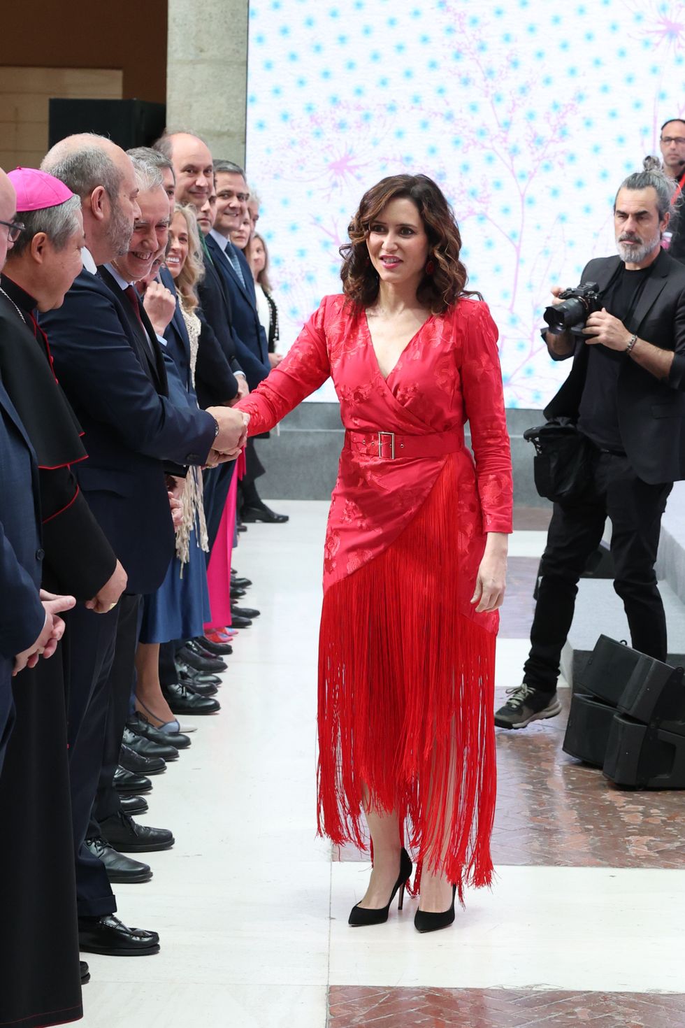 isabel díaz ayuso con vestido rojo con flecos en el acto del 2 de mayo