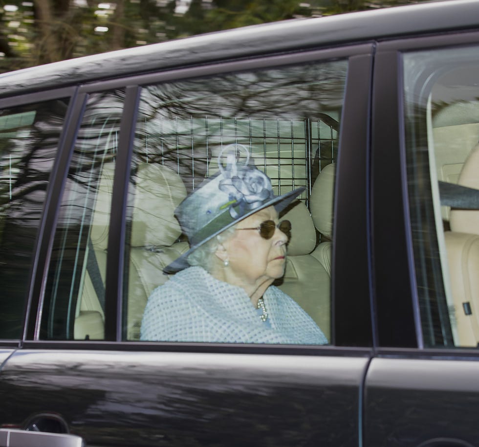 Isabel II en coche para ir a misa