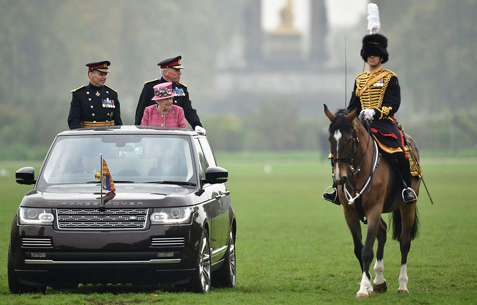 A sus 93 años, la reina Isabel II dejará de conducir su mítico Land Rover, por consejo de sus asesores. Su marido, ya lo hizo hace unos meses, tras un aparatoso accidente del coche del que salió ileso.