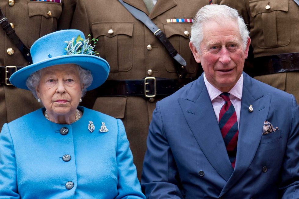 Isabel II y el príncipe Carlos de Inglaterra