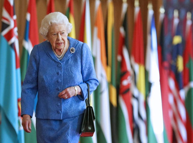 la reina isabel ii está "triste" tras las declaraciones de meghan y harry