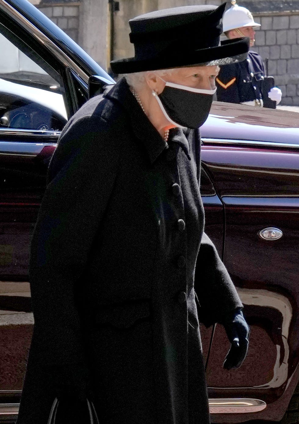 isabel ii asiste al funeral de su marido