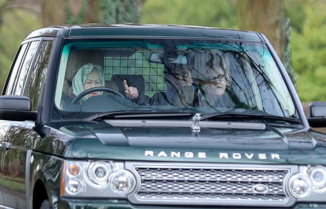 A sus 93 años, la reina Isabel II dejará de conducir su mítico Land Rover, por consejo de sus asesores. Su marido, ya lo hizo hace unos meses, tras un aparatoso accidente del coche del que salió ileso.