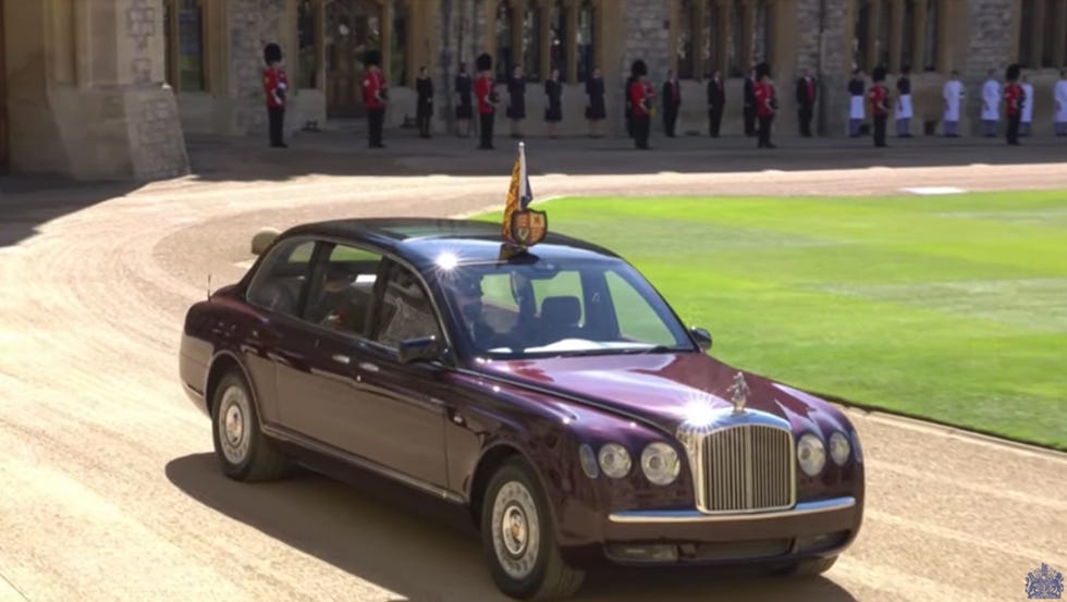 la reina de inglaterra llega al funeral de su marido