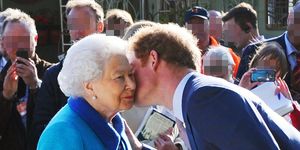 el príncipe harry le da un beso a su abuela, la reina isabel ii