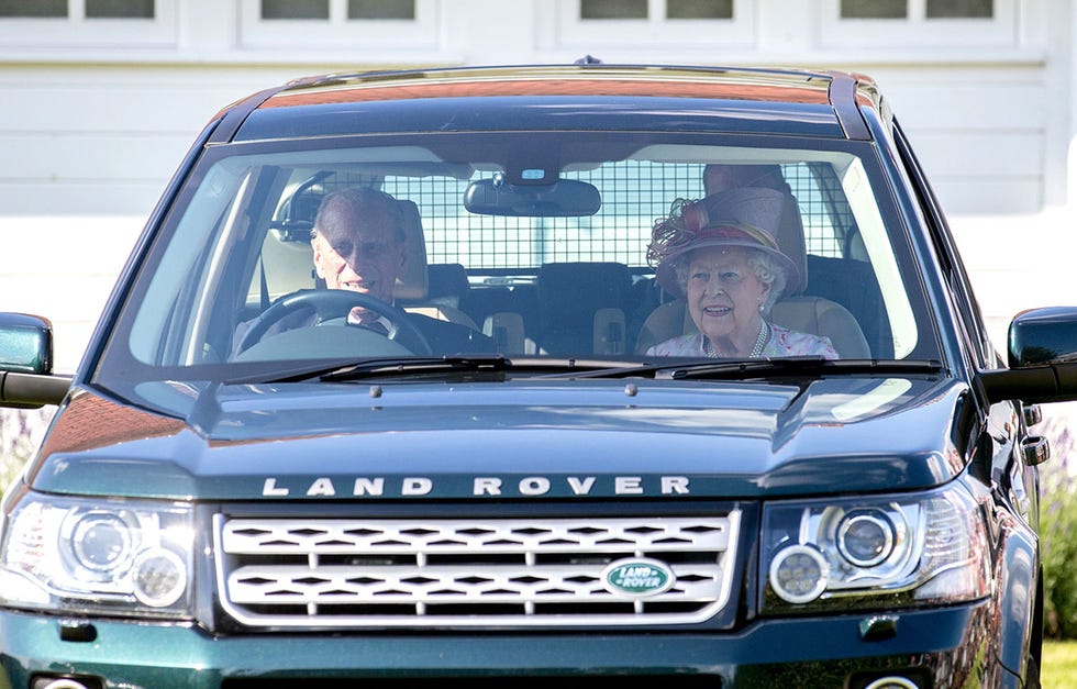A sus 93 años, la reina Isabel II dejará de conducir su mítico Land Rover, por consejo de sus asesores. Su marido, ya lo hizo hace unos meses, tras un aparatoso accidente del coche del que salió ileso.