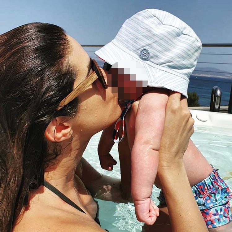 Isabel Jiménez y su hijo de vacaciones.