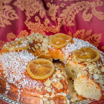Dish, Food, Cuisine, Ingredient, Powdered sugar, Baked goods, Dessert, Pastry, Colomba di pasqua, Produce, 