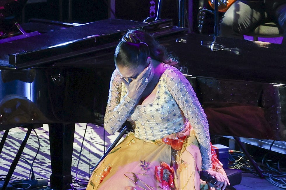isabel pantoja llora en concierto