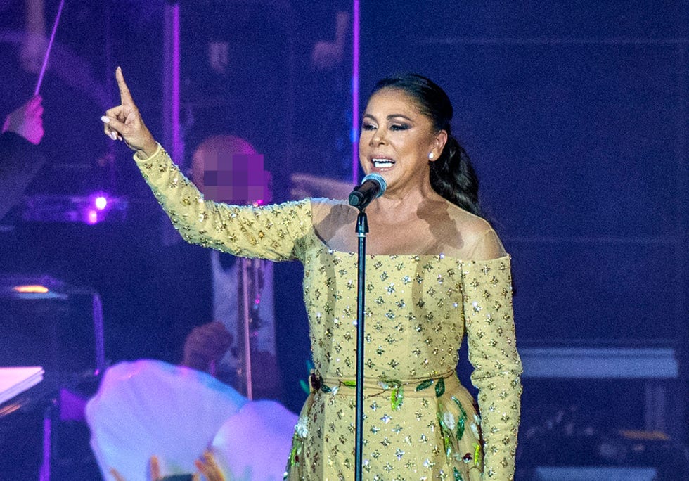 isabel pantoja cantando en concierto