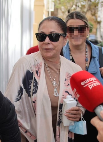 isabel pantoja con gafas de sol por la calle