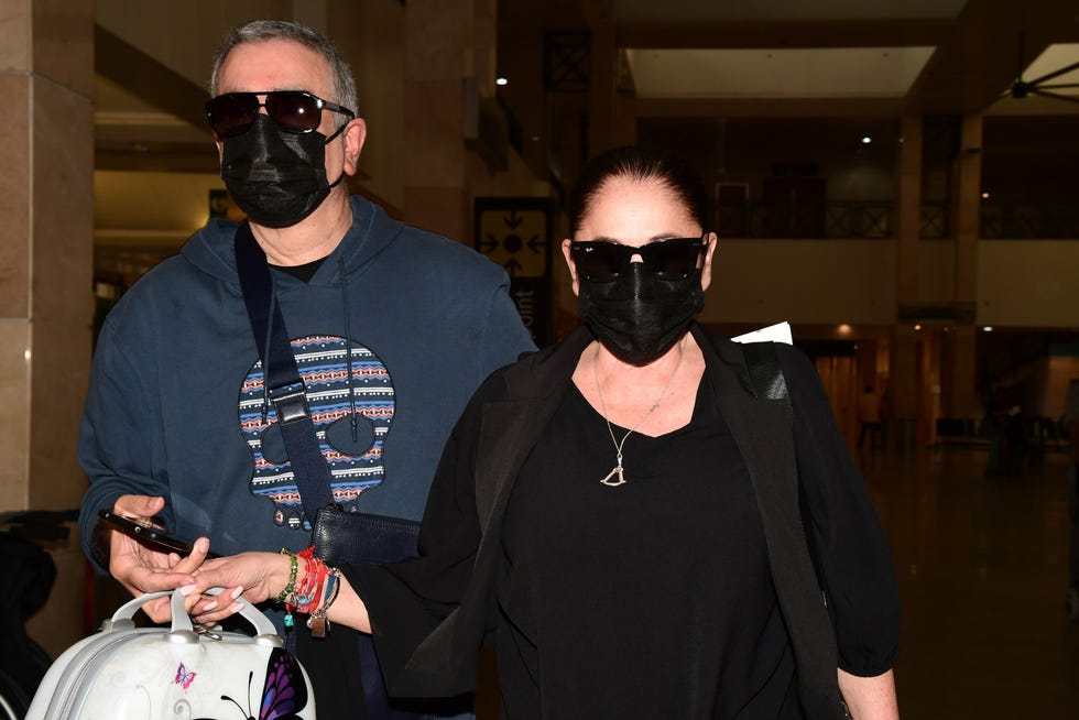 isabel pantoja y agustin en el aeropuerto de jerez