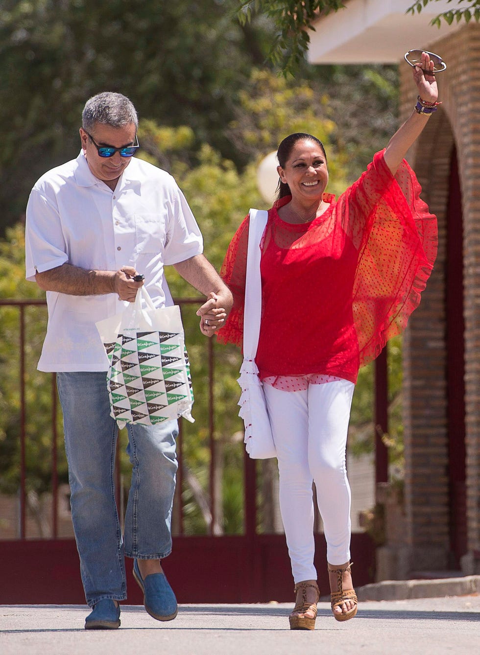 isabel pantoja a la salida de la cárcel con su hermano agustín