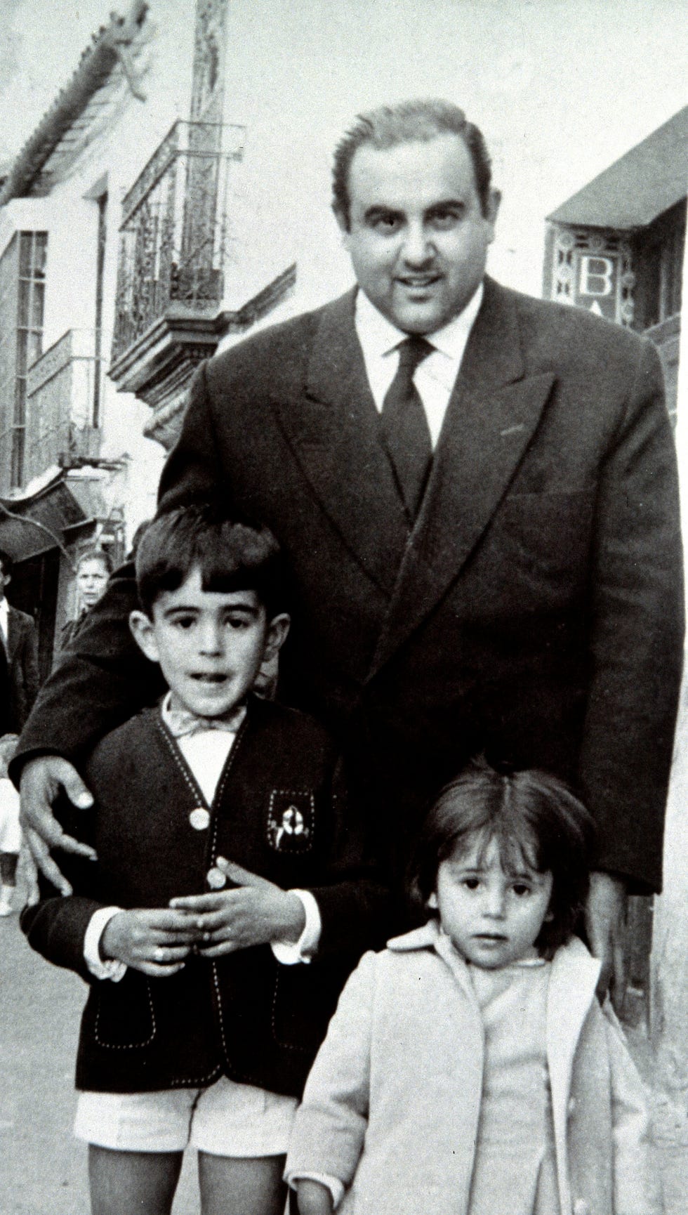 juan pantoja con sus hijos bernardo e isabel pantoja en sevilla en la decada de 1950