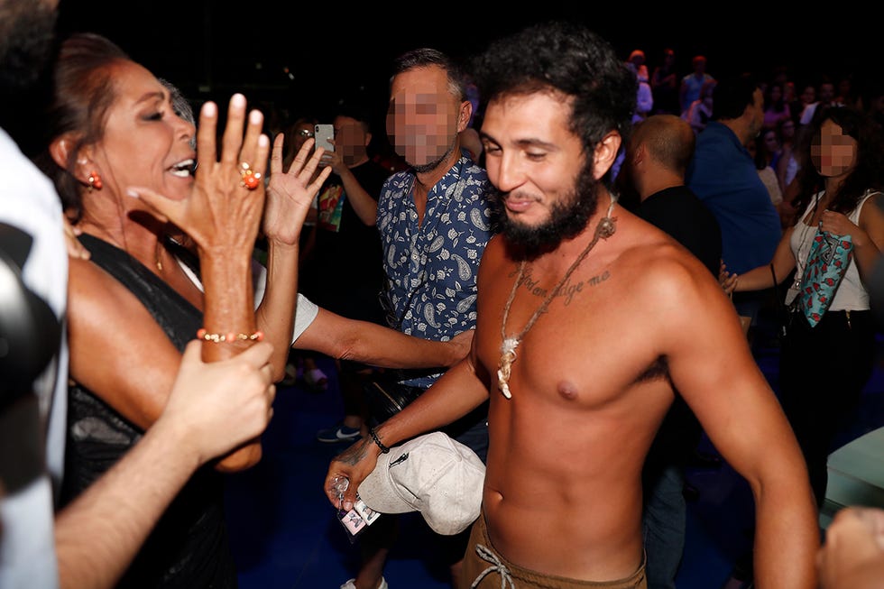 Isabel Pantoja le planta un beso en los labios a Omar Montes