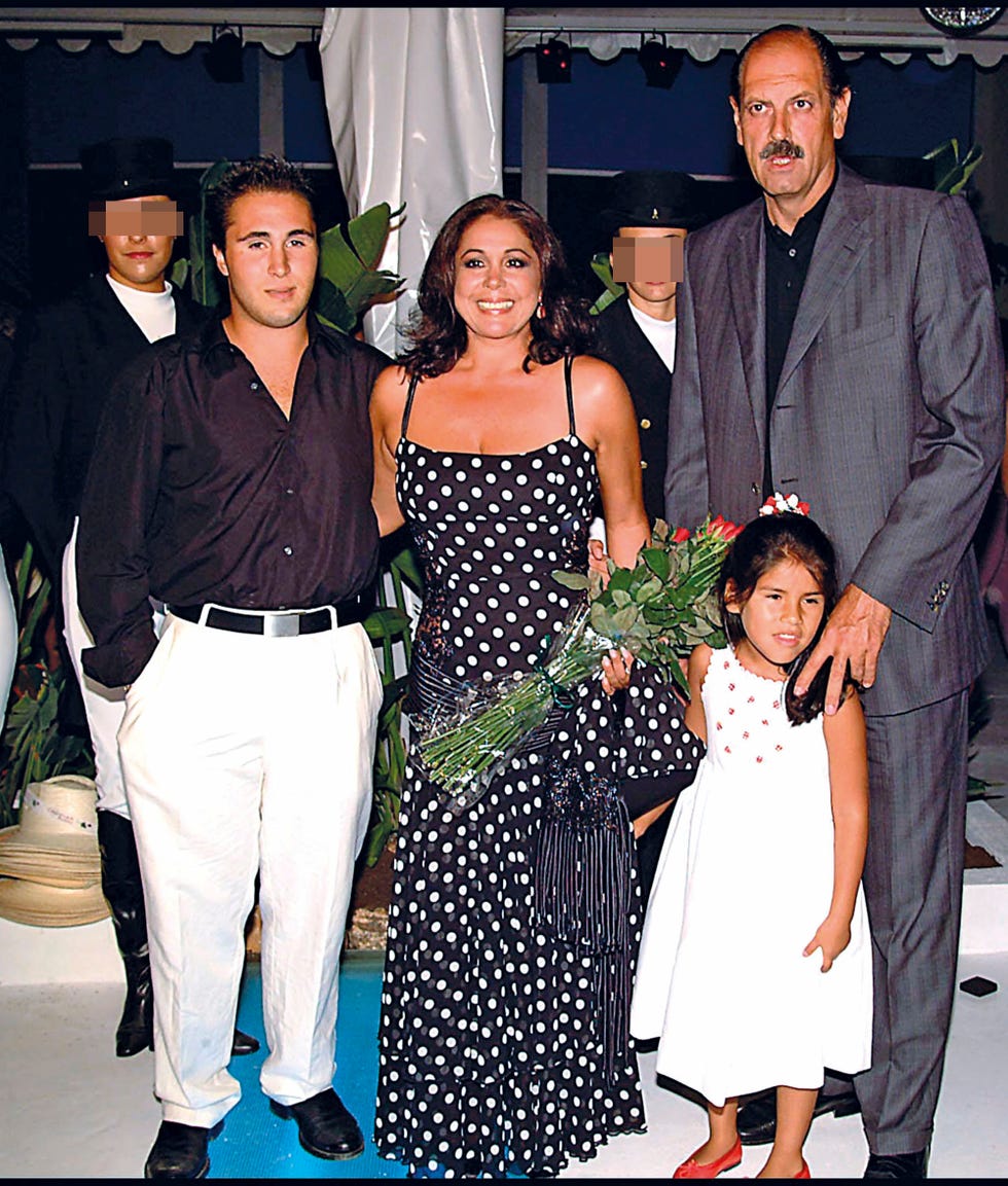 la cantante y diego gomez con los hijos de ella en el restaurante cantora