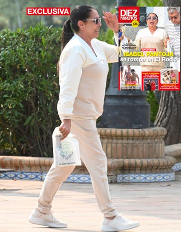 isabel pantoja con chandal en color claro durante su visita a el rocio