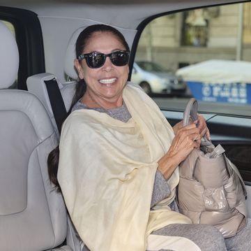 la cantante sonrie dentro de un coche a la salida de su hotel en madrid
