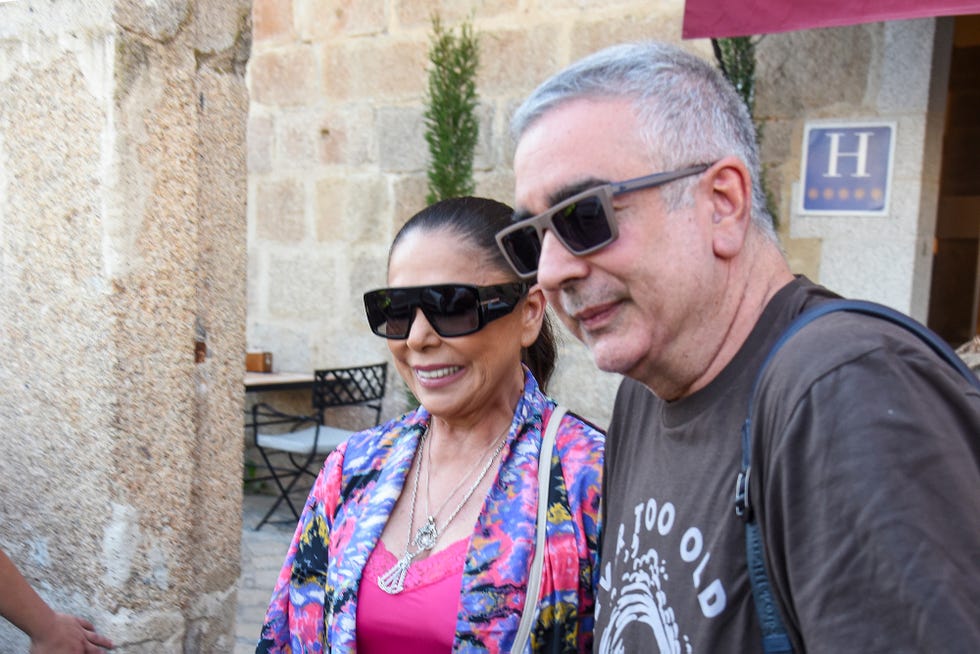 isabel pantoja a su llegada a merida con fans y su hermano agustin pantoja
