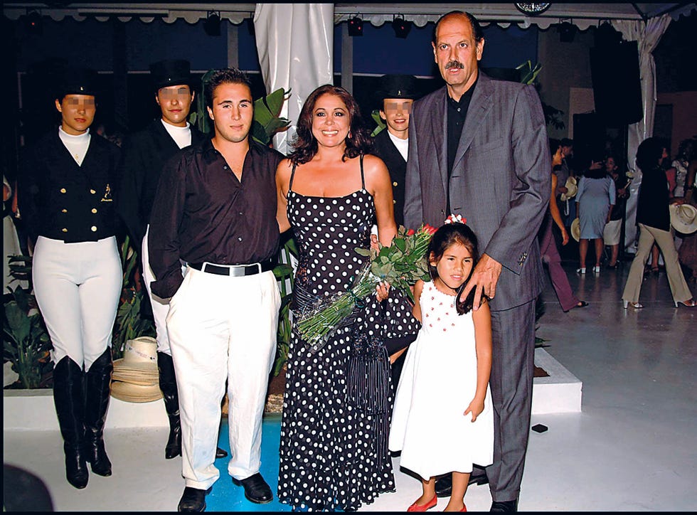 isabel pantoja con sus hijos, kiko rivera e isa, y diego gómez en la inauguración de cantora kopas en marbella en 2002