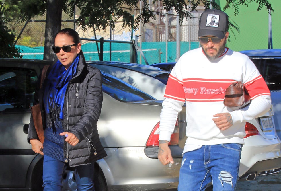 isabel pantoja con su hijo kiko rivera paseando por sevilla en 2019