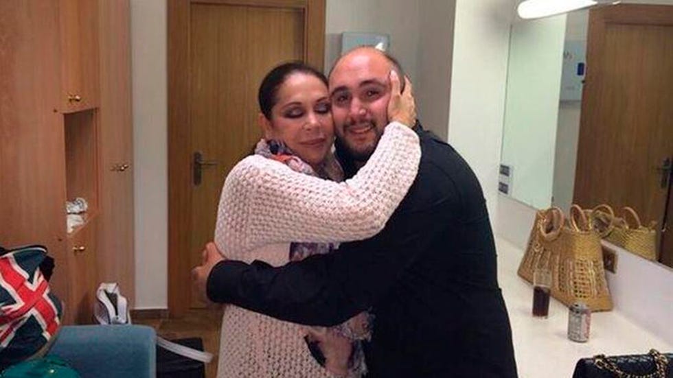 isabel pantoja y kiko rivera se dan un abrazo