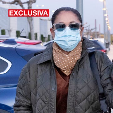 Isabel Pantoja acude a un hospital en Madrid la cantante, con mascarilla, gafas de sol y un panuelo de topos, sale de un hospital