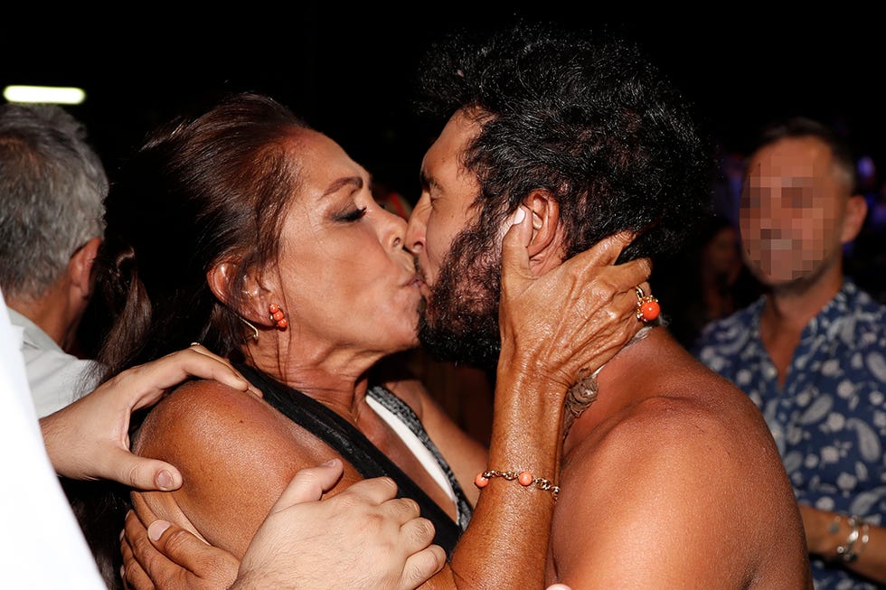 Isabel Pantoja le planta un beso en los labios a Omar Montes