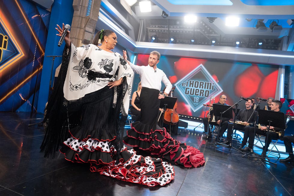 la cantante y el presentador en el plato de antena 3